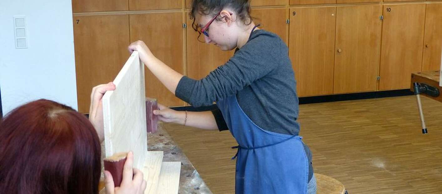 Mädchen in der Holzwerkstatt