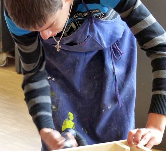 Junge in der Werkstatt